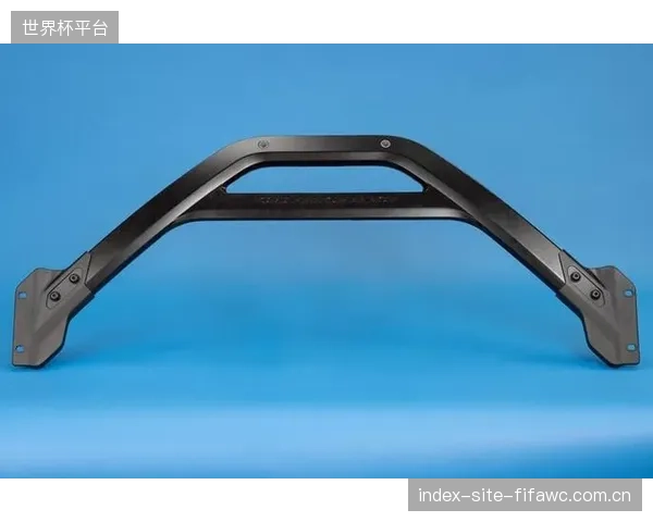 单块防护垫重量减轻30%，高密度防切割海绵复合结构在保证安全性的前提下，显著降低了对场馆支撑结构的要求